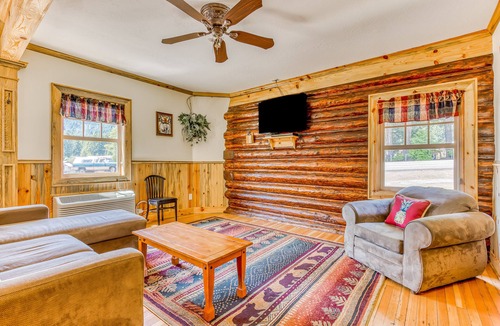 White Salmon Cabin | Charming dog-friendly cabin with kitchenette, patio, & close to attractions