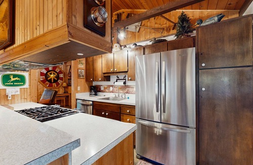 Sunriver Cabin | Charming dog-friendly cabin with hot tub,pool, & SHARC passes
