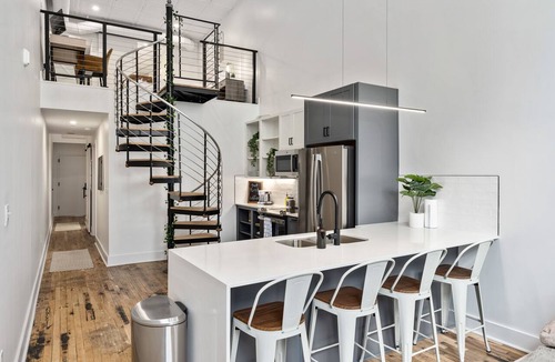 Central City Apartment | Charming DT Apartment Loft l Parking+Rooftop+Gym! Sleeps 4
