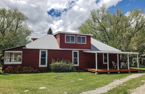 Ennis House | Charming Ennis Montana Bungalow