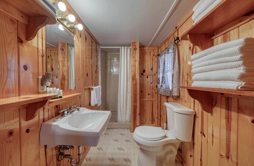 Ashton Cabin | Charming Family Log Cabin, the Perfect Base for Exploring East Idaho in Ashton
