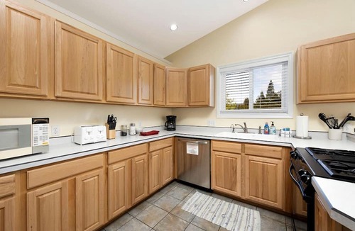 Hood River House | Charming Getaway for Couples and Families near the Columbia River Gorge in Hood River, Oregon