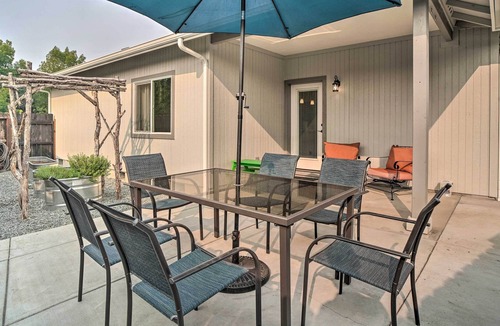 Grants Pass House | Charming Grants Pass Home: Patio & Fire Pit!