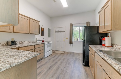 Grants Pass Cottage | Charming Grants Pass Cottage w/Patio & Gas Grill!