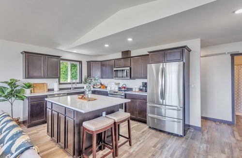 Greenbank House | Charming Greenbank 3-BR, 5 Beds, Ocean & Mountain Views with AC, WiFi, Hot Tub