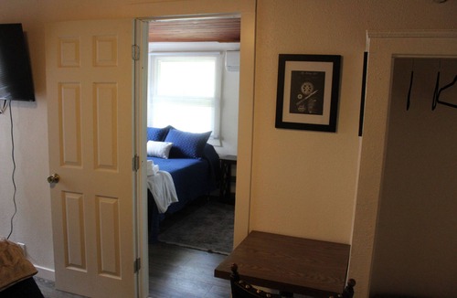 Roseburg Cabin | Charming Historical lodge across from Umpqua river