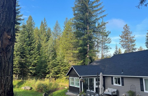 Priest River House | Charming Home On Acreage -Woodburning Fireplace, Luxury Kitchen, Fast WIFI