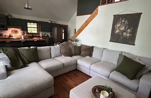 Cub Run Cabin | Charming lake front 3-bedroom/loft cabin w/AC, WiFi in delightful Cub Run, KY.