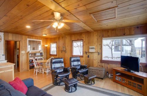 Diamond Lake House | Charming Lakefront Cabin w/Deck & Fire Pit!