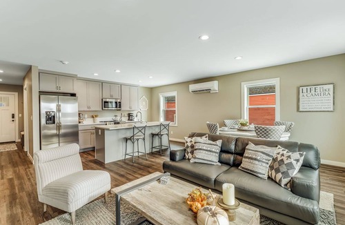 Poulsbo Condo | Charming Liberty Bay condo with bay views, high-speed WiFi, & washer/dryer