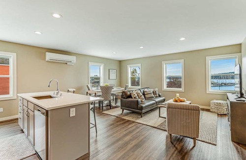 Poulsbo Condo | Charming Liberty Bay condo with bay views, high-speed WiFi, & washer/dryer