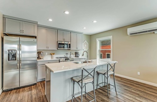 Poulsbo Condo | Charming Liberty Bay condo with bay views, high-speed WiFi, & washer/dryer