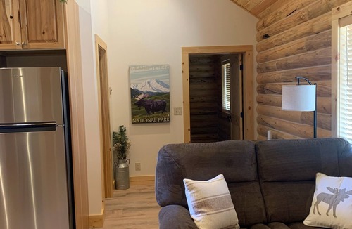 Victor Cabin | Charming Log Cabin close to GTNP with fishing access nearby