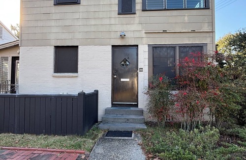 Leinkauf House | Charming Midtown Mobile Duplex 2-bedroom house in lovely Mobile with AC comfort