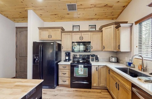 Torreon House | Charming mtn-view townhouse w/fireplace, patio, grill, streaming, washer/dryer