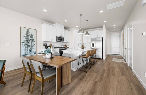 Star House | Charming NEW 3-bedroom house with Pool/Playground Near Grocery and Restaurants