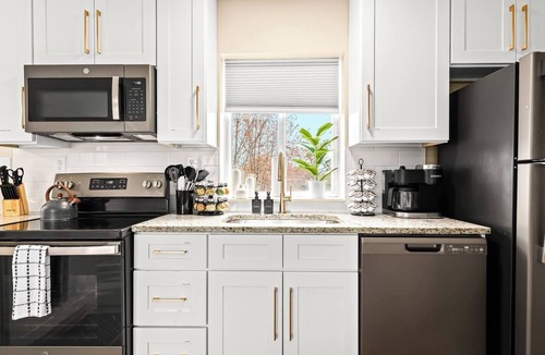 Roseville Apartment | Charming New Unit in the Heart of Roseville