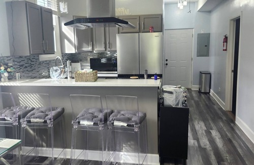 Greater Grand Crossing Apartment | Charming Newly Updated 3-bed Chicago Apartment. Extended Stay Discount