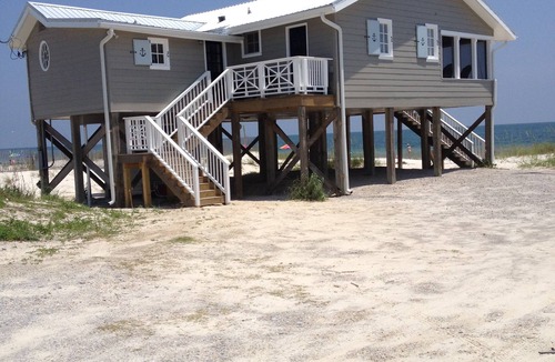 Fort Morgan Cottage | Charming Oceanfront Cottage