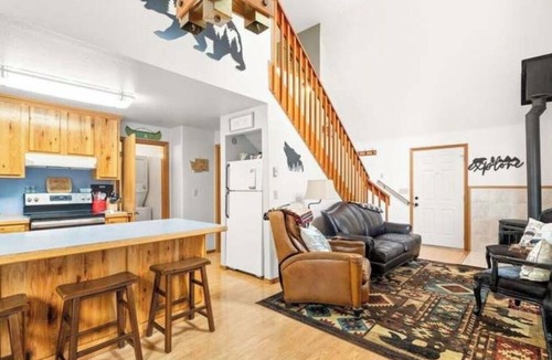 Hoodsport Cabin | Charming PNW cabin @ Lake Cushman! Firepit, games, near private waterfront park!