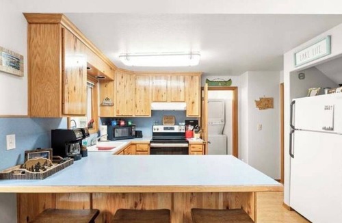 Hoodsport Cabin | Charming PNW cabin @ Lake Cushman! Firepit, games, near private waterfront park!