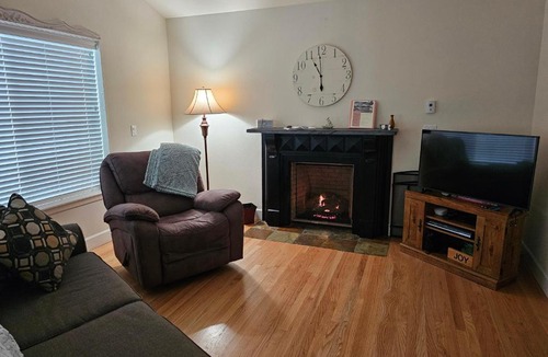Myrtle Creek House | Charming, Private Cottage in Myrtle Creek
