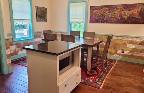 Winthrop Apartment | Charming Rendezvous Suite in the Historic Guy Waring House-Downtown Winthrop!