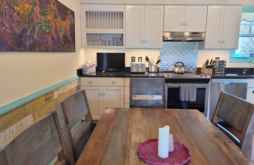 Winthrop Apartment | Charming Rendezvous Suite in the Historic Guy Waring House-Downtown Winthrop!