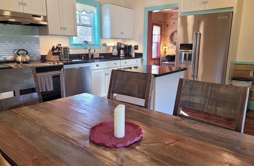 Winthrop Apartment | Charming Rendezvous Suite in the Historic Guy Waring House-Downtown Winthrop!