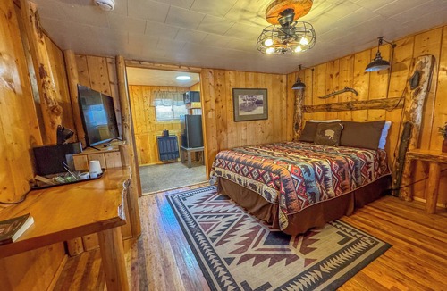 Dubois Cabin | Charming Riverside Deluxe Queen Bed, Hot Tub, Pet-Friendly & Mountain View
