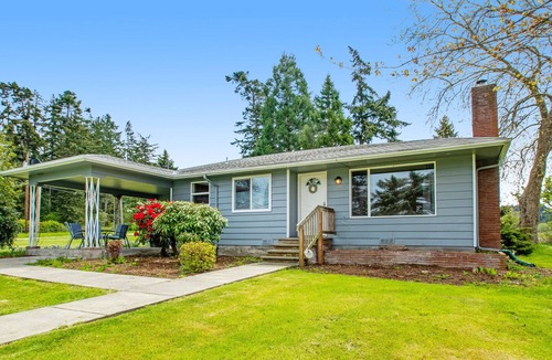 Oak Harbor House | Charming, single-level cottage with a wood fireplace, WiFi, kitchen, & patio