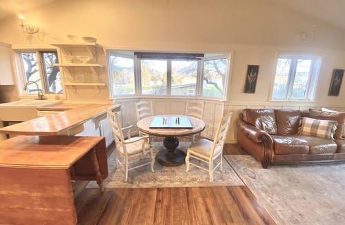 Paradise House | Charming Spacious Country Home 15 min from Logan.