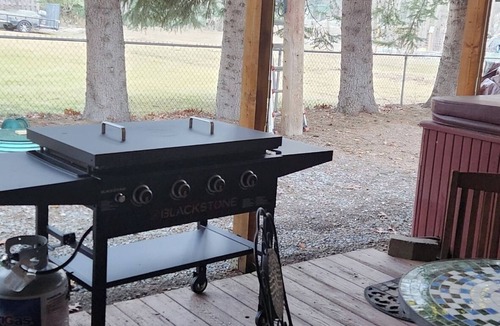 Ponder Point Apartment | Charming studio in beautiful Sandpoint Idaho.