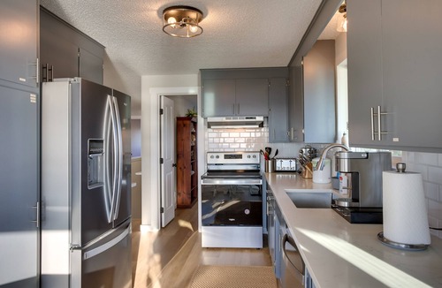 Northeast Tacoma Apartment | Charming Tacoma Apartment w/Deck & Skyline Views!