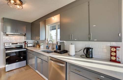 Northeast Tacoma Apartment | Charming Tacoma Apartment w/Deck & Skyline Views!