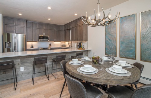 Big Sky House | Charming Townhome! Private Patio And Grill! 15 Min to Resort! 10 Min Walk to Shu