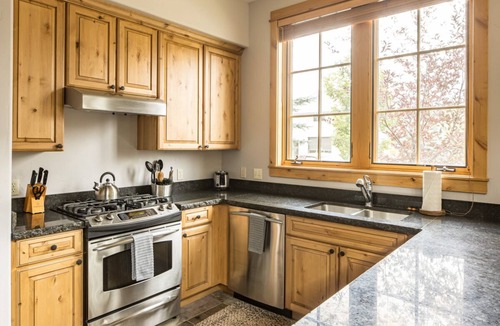 Big Sky House | Charming Townhome with Mountain Views, Wifi and Garage!