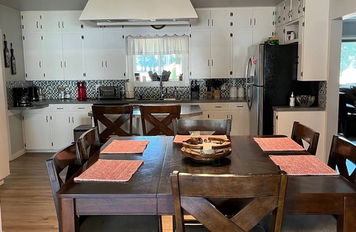 West Stayton House | Charming turn of the century Farmhouse near Silver Falls State Park and wineries