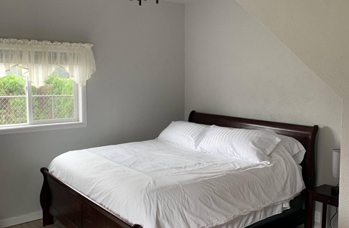 West Stayton House | Charming turn of the century Farmhouse near Silver Falls State Park and wineries