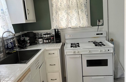 Dunsmuir House | Charming Victorian style, updated 2-bedroom house with AC in charming Dunsmuir