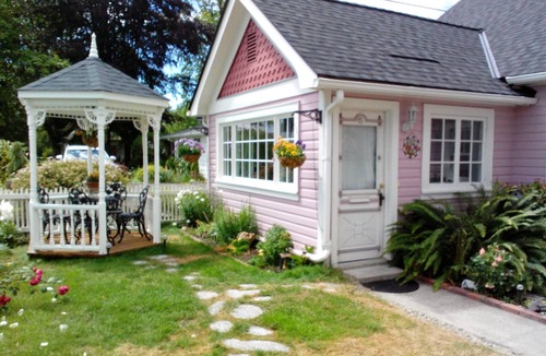Junction City Cottage | Charming victorian carriage house