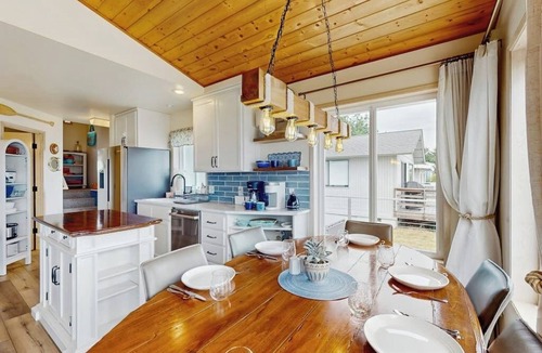 Camano Island House | Charming waterfront home with kayaks, gas fire pit & private beach access