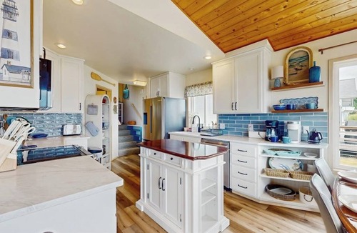 Camano Island House | Charming waterfront home with kayaks, gas fire pit & private beach access