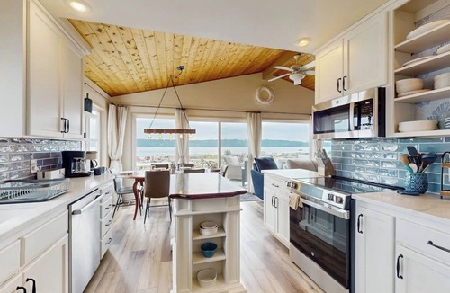 Camano Island House | Charming waterfront home with kayaks, gas fire pit & private beach access