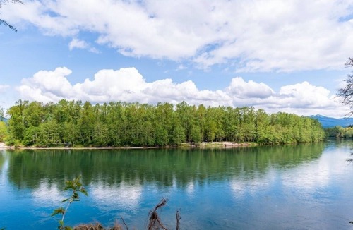 Sedro-Woolley House | Charming Waterfront Retreat with Fireplace