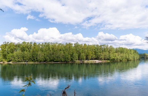 Sedro-Woolley House | Charming Waterfront Retreat with Fireplace
