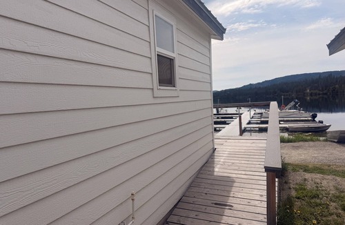 Republic Cabin | Charming Waterfront Cabin on the Lake at Tiffanys Resort on Curlew Lake