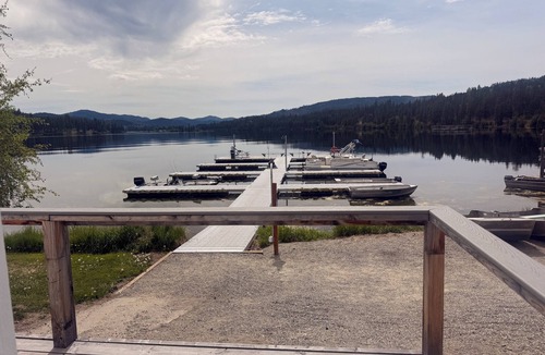 Republic Cabin | Charming Waterfront Cabin on the Lake at Tiffanys Resort on Curlew Lake