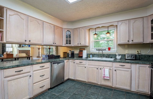 Tool House | Charming waterfront getaway with great water access.