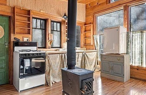 Jacksonville Cabin | Charming Woodland Cabin with Skylights & Quiet Escape in Jacksonville, Oregon